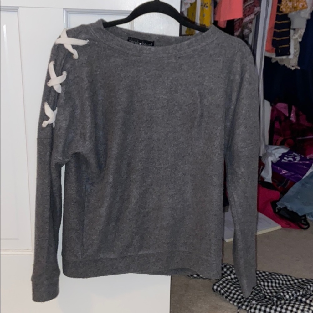 Long sleeve with cross cross